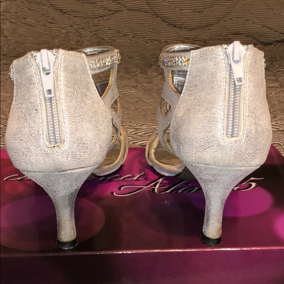 Silver Heels - Picture 3 of 6